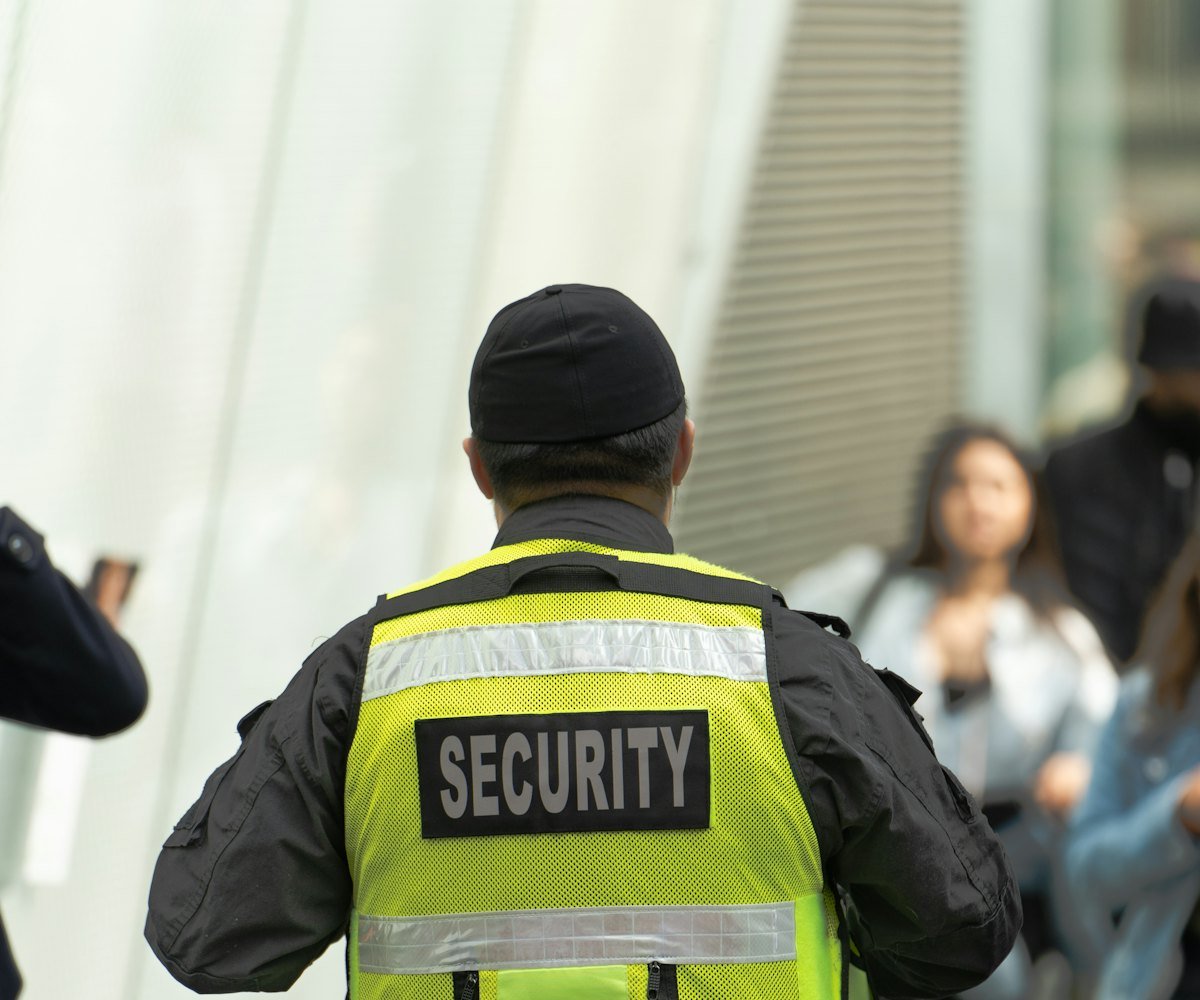 Sicherheitspersonal steuert den Zugang bei einer Veranstaltung